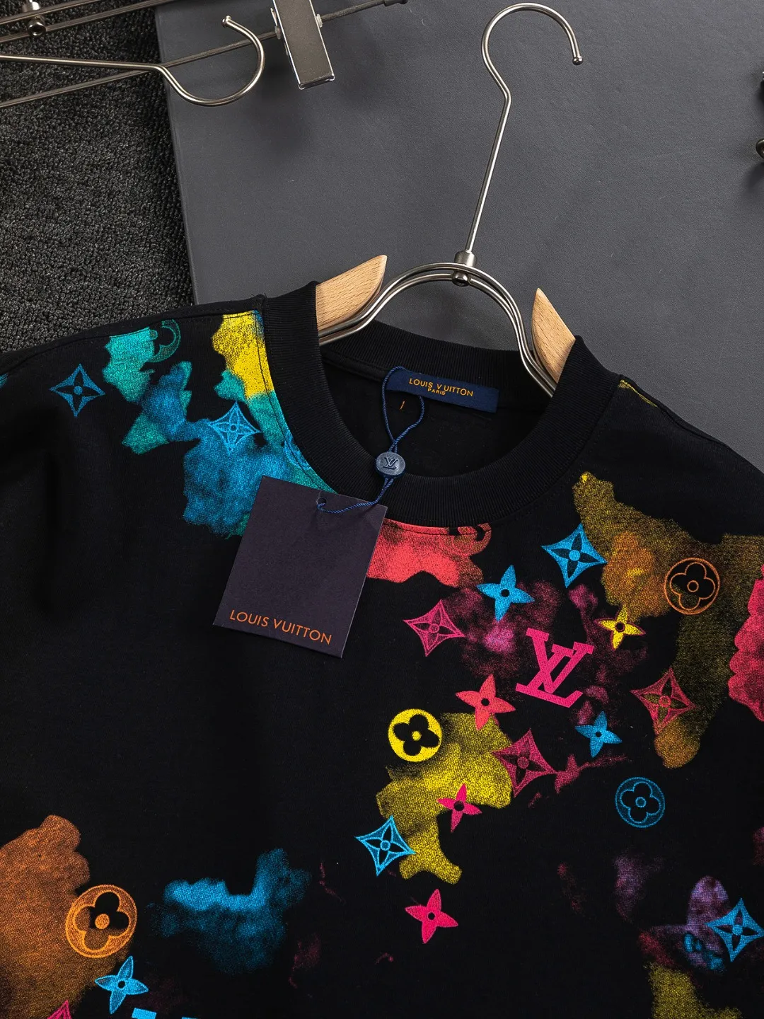 🅿️210 Louis Vuitton Louis Vuitton LV 1V Lujia slightly wide version S-XL LV 25ss new products are available at the counter simultaneously. Colorful letters all over the graffiti print. Round neck short-sleeved T-shirt, same style for men and women! Synchronized with the official website, pure cotton fabrics at the counter! It is close to the skin and comfortable, durable and easy to wear. It has a classic and simple logo design and meticulous original craftsmanship. Short-sleeves, a must-have item for men, do not appear to be the same for the general public, but must be unique and eye-catching. This LV short-sleeve is all about quality, comfort, the same shape and fashion as always, including fabrics and cutting techniques. All of them have been made with great effort! 320 grams of washed pure cotton fabric, pure cotton is breathable, very refreshing and comfortable for daily wear. The rib knitting on the neckline is smooth and tight, and the neckline will not be skewed if you toss it at will. The loose version, you will find that it looks really good on the upper body. The overall is minimalist and neat, super versatile for daily use! Pair it casually with a pair of pants for a youthful look. A T-shirt will make your outfit crazy. It is a fashionable item that can never go wrong! Color: Black White Size: S-XL Size chart: S: Shoulder width 50-Bust 54-Length 70 M: Shoulder width 52-Bust 56.5-Length 72 L: Shoulder width 54-Bust 59-Length 74 XL: Shoulder width 56-Bust 61.5-Length 76